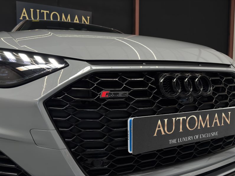
								AUDI RS4 full									