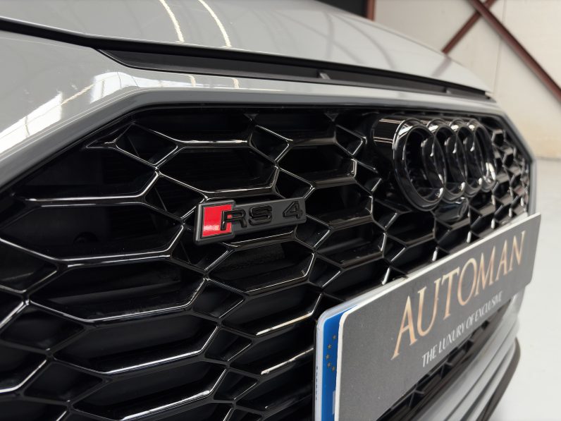 
								AUDI RS4 full									