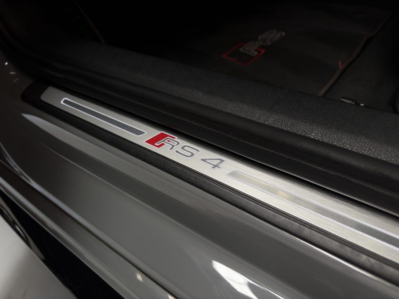 
								AUDI RS4 full									