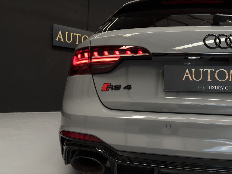 
								AUDI RS4 full									