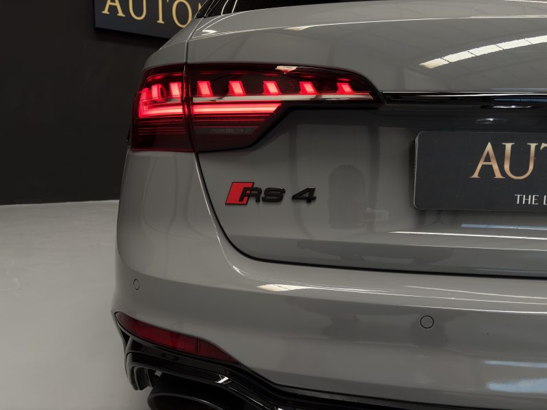 
								AUDI RS4 full									